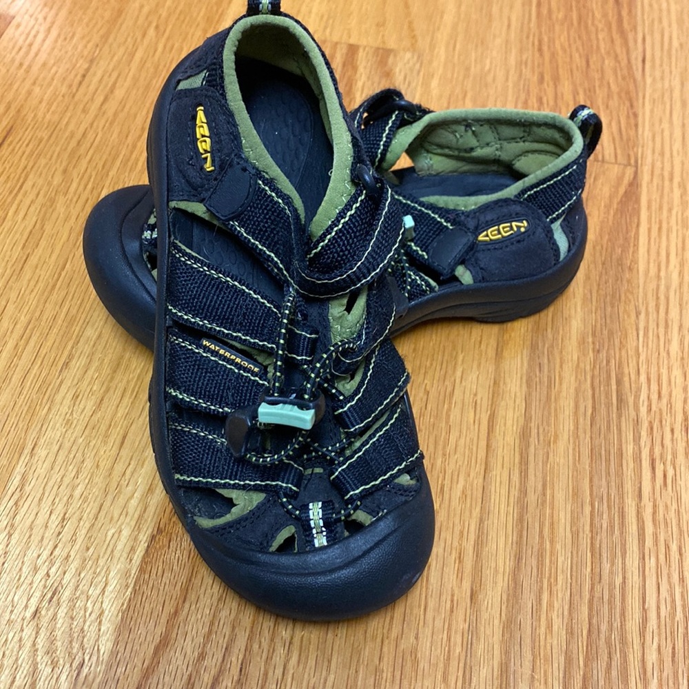 Keens waterproof hiking sandals
